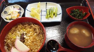 そば切り発祥の地の本山宿で農家のおばちゃんたちがつくっている蕎麦は絶品です