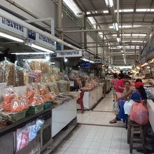 小さいブースで食材が集まる