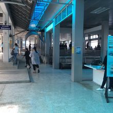 各船の乗り場が分かれてるので制服着た人に聞きましょう