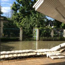 雨季も末期になると川の水が上がって来て大変
