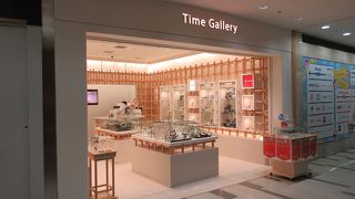 腕時計の専門店。残念ながらお客さんは少ないです。