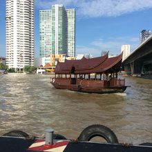 ホテル無料送迎船も旗が付いてるのでそれ見てから乗りましょう