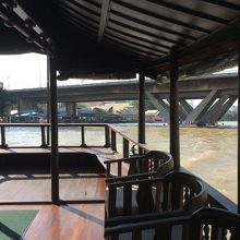 無料送迎船から眺めるタクシン橋