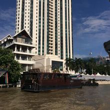 無料送迎船から眺めるペニンシュラ