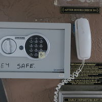 夜の到着はセーフティーボックスから部屋の鍵を取り出す