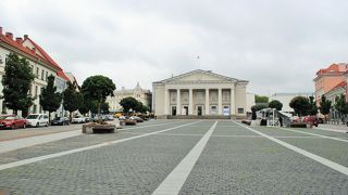 旧市庁舎から北に向かう通りです。