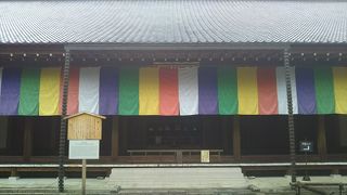 田渕俊夫の襖絵が見事な「講堂」