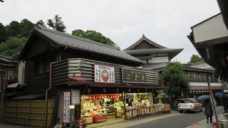 成田山新勝寺のすぐ横にある鉄砲漬などを扱うお漬物やさん。