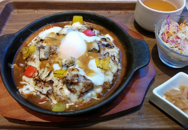 門司港名物「チーズ焼きカレー」を空港レストランで味わうことができます