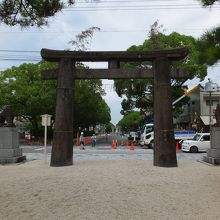 一の鳥居から海へ続く４本の鳥居。