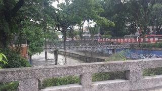 街中を流れるごく普通の川