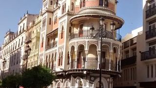 La Adriatica保険会社の建物として1914年に建築が開始され、1922年に完成したようです。