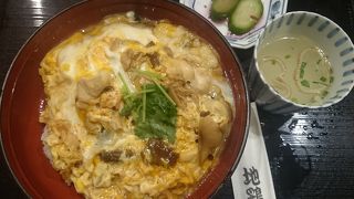 横浜駅東口の地下ポルタ街にある、鶏肉料理がメインの居酒屋。  親子丼、鶏南蛮の定食に、串焼き、鍋に豊富でどれも美味しい。