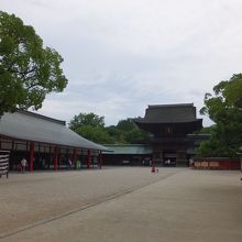 広い境内。楼門を見る。