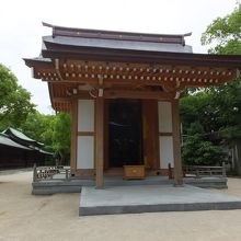 こじんまりした建物。