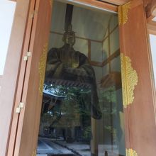 中には大きな立像。