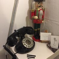 チェックアウト時はこれでフロントに電話をすれば、来てくれます