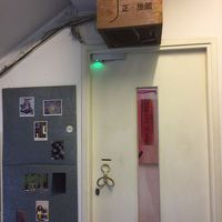 エレベーターを降りた入口