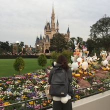 お城をバックに。お尻にうさぎのしっぽつけてます。