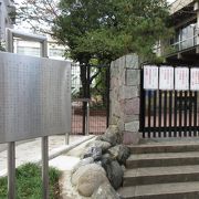 中学校の正門前にあります