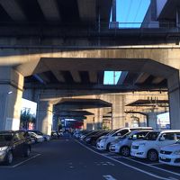 週末は駐車場が混雑しています。