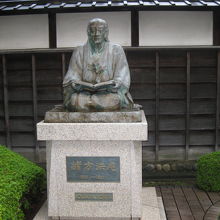 適塾庭園内緒方洪庵坐像