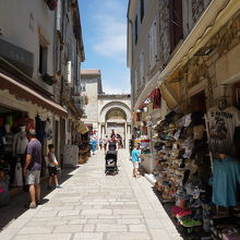 聖堂入口前の参道、Eleuterija通り