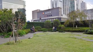 狭い庭園ですが都会の憩いの場