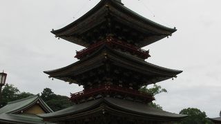 江戸時代に建てられた、朱色に塗られた欄干など豪華な三重塔。