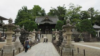 唐破風も取り入れた江戸時代末期の美しい門。