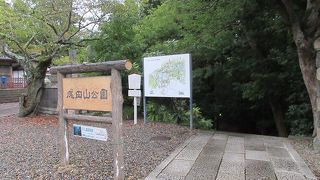 成田山新勝寺でも奥座敷ともいえる場所にある緑豊かな公園です。