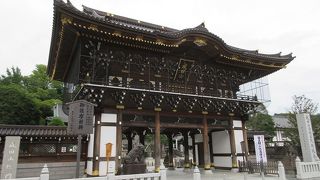 成田山新勝寺の表玄関。