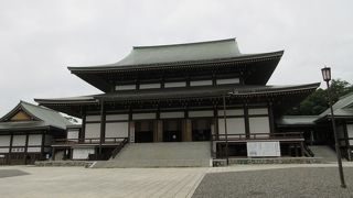 昭和の時代に建てられた巨大な建築、読経が行われるなど現役のお寺であることがわかります。