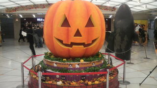 季節に合わせてデコレーションが飾られています。