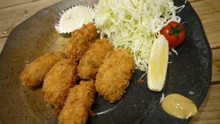 横浜駅西口側にある海鮮の居酒屋。珍しい魚介の海鮮料理とお酒が楽しめる。