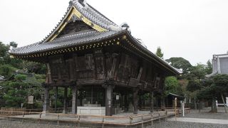 奉納された絵馬や額が所せましと掲げられていました。