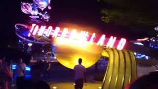 トゥモローランド楽しい