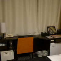 テーブルも広々としていてwi-fiもLANケーブルも完備