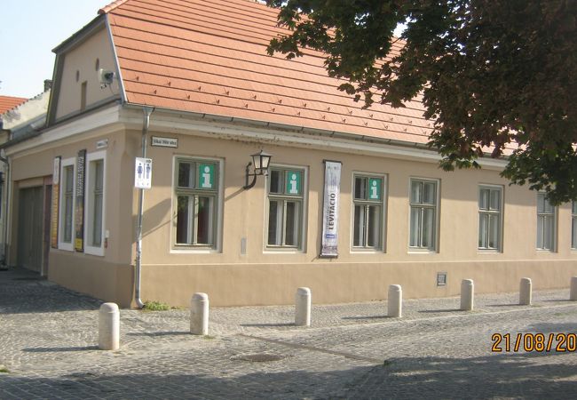 旧市街地の入り口付近にあります。