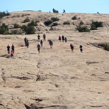 ドームのような一枚岩の上を登る