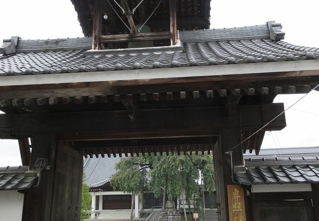 山門の形が実にユニーク。