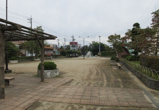 地方都市の普通の公園。