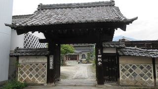 山門は塀を含めて趣がありました。