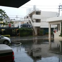 雨の玄関からスタッフさんが走ってタクシーを探しに行ってくれた