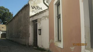 古い倉庫のような建物です。