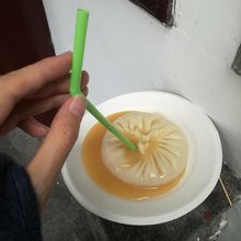 スープはストローで飲みます。