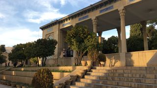 イランを代表する詩人が眠る人気スポット