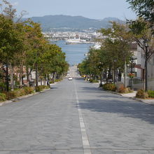 海に続く坂が美しい。