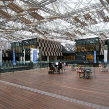 おぉ、これはおそらく隈研吾、いや、絶対に隈研吾