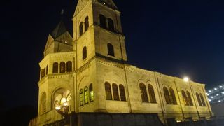 ロマネスク建築で品のいい教会